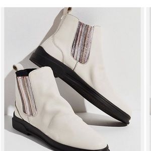 Brand new free people bueno Chelsea boots